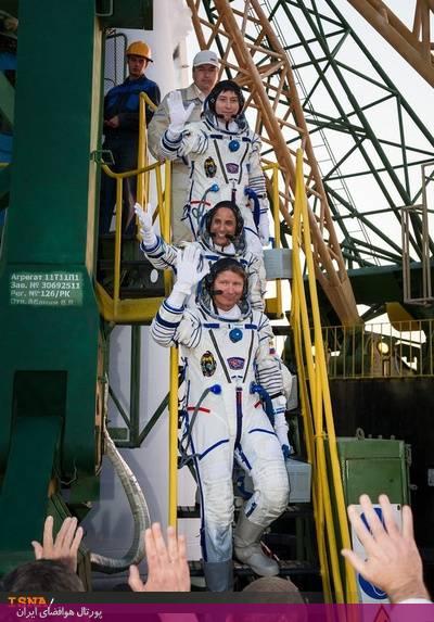 جو آکابا ‌فضانورد ناسا، گنادی پادالکا و سرگئی روین روسی بر روی فضاپیمای سیوز TMA-04M