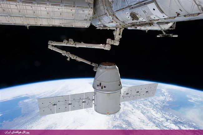 «بازوی مکانیکی “کانادارم دو” کپسول “دراگون” را می گیرد. این کپسولی است که آب و مواد مورد نیاز فضانوردان را به ایستگاه می آورد. اما این کپسول نمی تواند به ایستگاه فضایی متصل شود، در نتیجه باید سرعت و جهت آن را با ایستگاه فضایی یکی کرد و وقتی کپسول به ۱۰ متری ایستگاه فضایی رسید، فضانوردان از داخل ایستگاه کپسول “اسپیس ایکس” را با بازوی مکانیکی “کانادارم دو” خواهند گرفت.