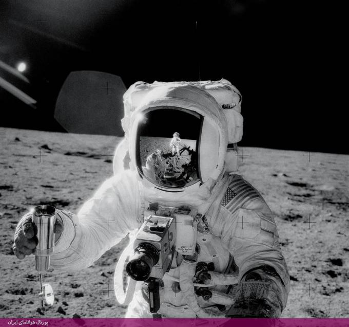 «الن بین»، فضانورد آپولوی در این تصویر یک محفظه محتوی خاک نمونه از ماه را در دست دارد. این فضاپیما در نوامبر 1969 (آبان 1348) روی سطح ماه فرود آمد و سومین و چهارمین انسان را به این قمر رزمین برد.