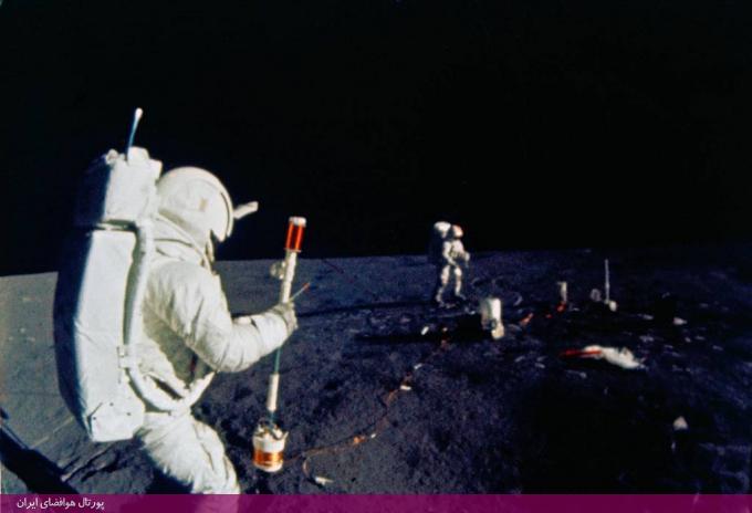 «ادگار دی میشل» در نخستین ماه‌نوردی که توسط سرنشینان آپولوی 14 در پنجم فوریه 1971 (16 بهمن 1349) انجام شد، در حال نصب یک لرزه‌نگار روی سطح ماه دیده می‌شود. این نخستین آزمایش لرزه‌نگاری خارج از کره زمین بود. عکس توسط دوربین اتمی که روی یک ربات فضایی نصب شده بود گرفته شده است؛ در این سفر از این ربات برای حمل تجهیزات استفاده می‌شد.
