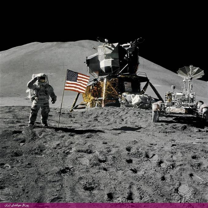 «جیمز اروین»، خلبان ماه‌نشین آپولوی 15 در حال سلام نظامی به «دیوید اسکات» است که از او عکس می‌اندازد. تصویر او در کنار پرچم آمریکا و ماه‌نشین آپولوی 15 دیده می‌شود. این مأموریت در اول اوت 1971 (15 مرداد 1350) انجام شد.