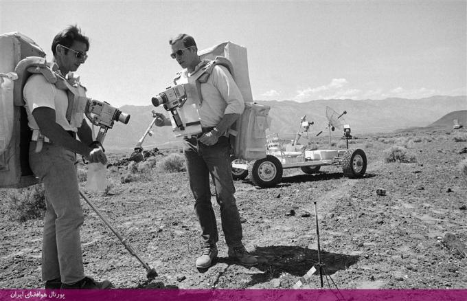 اروین سمت چپ و اسکات در سمت راست در حال تمرین ماه‌پیمایی در صحرای نوادا چهار ماه قبل از فرود روی ماه دیده می‌شوند. اروین در سال 1972 از ناسا و نیروی هوایی آمریکا استعفا داد تا یک سازمان مذهبی به راه بیاندازد. او در 1991 درگذشت اما ساعتی که هنگام پیاده‌روی روی ماه به دست داشت، در سال 2015 به قیمت 1/625 میلیون دلار فروخته شد. اروین یکی از سه فضانوردی بود که در تاریخ هم به دور مدار زمین گشتند و هم روی ماه پیاده روی کردند.