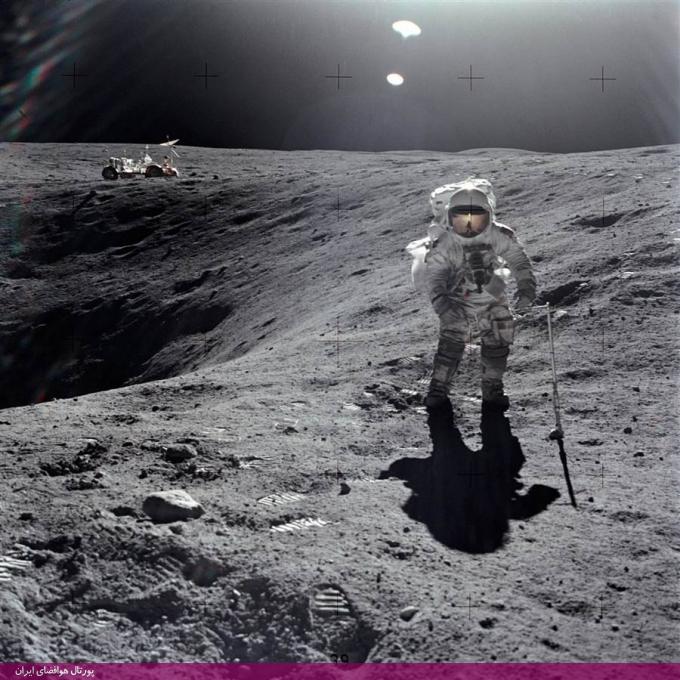 «چارلز دوک»، فضانورد آپولوی 16 در حال جمع‌آوری نمونه از سطح ماه است. این عکس توسط جان یونگ، دیگر فضانورد این سفینه در 21 آوریل 1972 (اول اردیبهشت 1351) گرفته شده است.