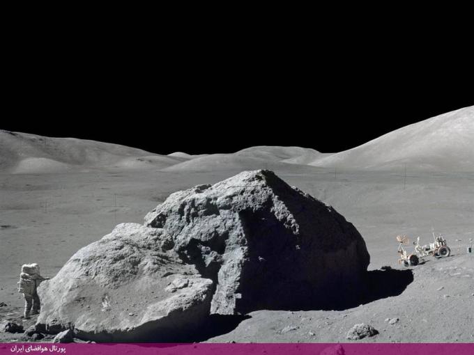 هرسیون اشمیت در کنار یک تخته‌سنگ بزرگ روی ماه در حال پیاده‌روی‌ست. او به همراه اوگن سرنان، دو فضانوردی بودند که طی سومین عملیات آپولوی 17، در دسامبر 1972 (دی ماه 1351) روی ماه فرود آمدند.