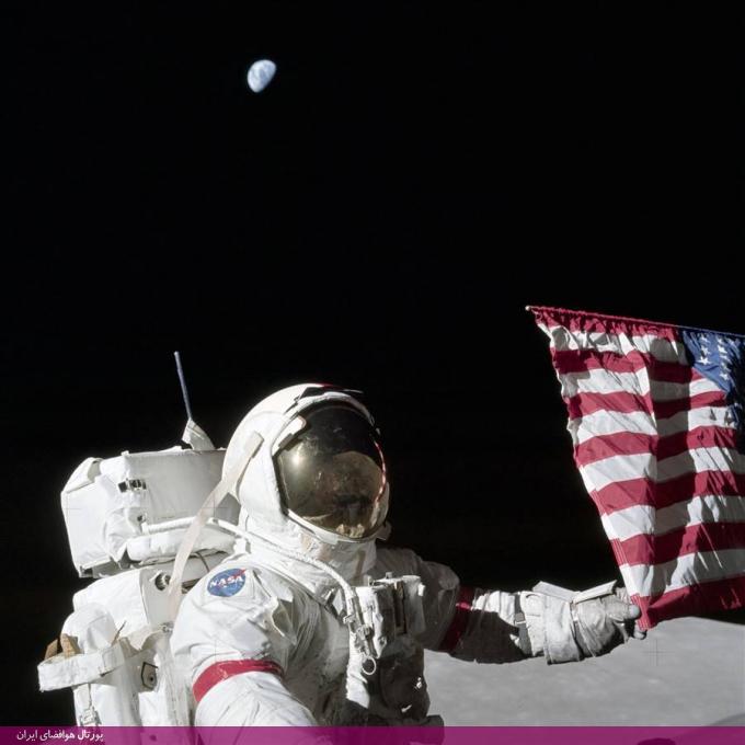 اوگن سرنان در این عکس که در نخستین پیاده روی روی ماه در عملیات آپولوی 17 گرفته شده، گوشه پرچم آمریکا را در دست نگه داشته است. او آخرین انسانی بود که روی ماه راه رفت و قبل از آنکه به نردبان فضاپیما برسد، حروف نام تنها فرزندش را روی خاک ماه ترسیم کرد. او در 16 ژانویه 2017 (27 دی ماه 1395) در تگزاس درگذشت.