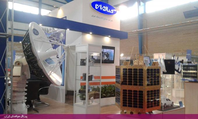 ماکت ماهواره امید در غرفه صاایران در ششمین نمایشگاه توانمندی های صنایع هوایی و فضایی ایران