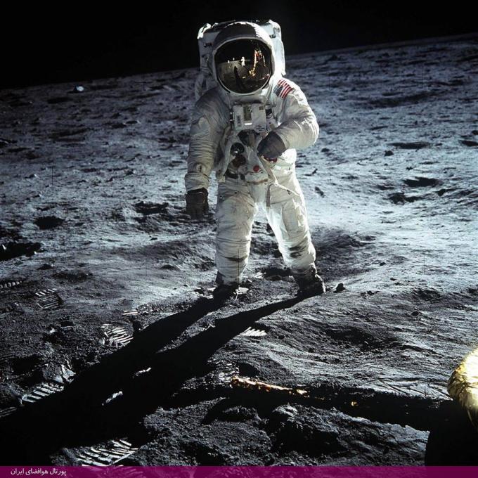 تصویر آرمسترانگ در ماه‌نوردی که روی این کره حرکت کرد. او پس از پیاده‌شدن از سفینه گفت: «این قدمی کوچک برای یک مرد و اما گامی بزرگ برای بشریت است».