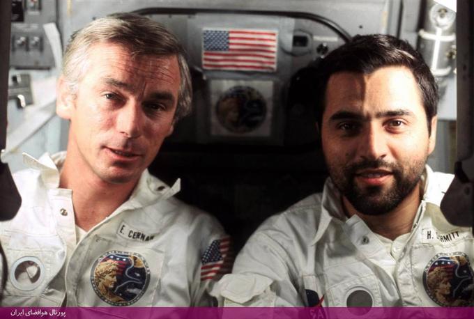 اوگن سرنان، سمت چپ و هریسون اشمیت سمت راست در فضاپیمای آپولوی 17 که در سال 1972 آخرین فرود انسان روی ماه را انجام داد. اشمیت نخستین کسی بود که به‌عنوان دانشمند (زمین‌شناس) به ناسا جذب شد و به فضا سفر کرد. گروهی که او از بین آنها انتخاب شد، نخستین دانشمند-فضانوردان تاریخ را تشکیل دادند و برای نخستین‌بار از میان خلبان‌های سابق انتخاب نشده بودند.