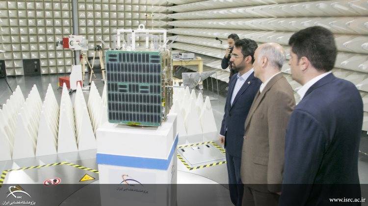 آذری جهرمی همزمان با افتتاح آزمایشگاه EMC: سه ماهواره عملیاتی در دستور کار سال آینده قرار دارد / پژوهشگران از فرصت ویژه توسعه فناوری فضایی استفاده کنند