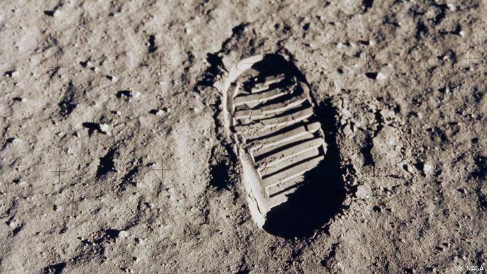 "گام کوچک یک انسان"  نخستین گام یک انسان بر سطح ماه. روز ۲۰ ژوئیه سال ۱۹۶۹. نیل آرمسترانگ درباره این لحظه گفته است: «این گام کوچک (یک) انسان و یک جهش بزرگ بشریت است.» این موضوع که آرمسترانگ کی و چگونه این جمله را گفته و یا چرا کلمه (یک) را فراموش کرده، تا همین امروز نیز منجر به بحث و گمانه‌زنی می‌شود.