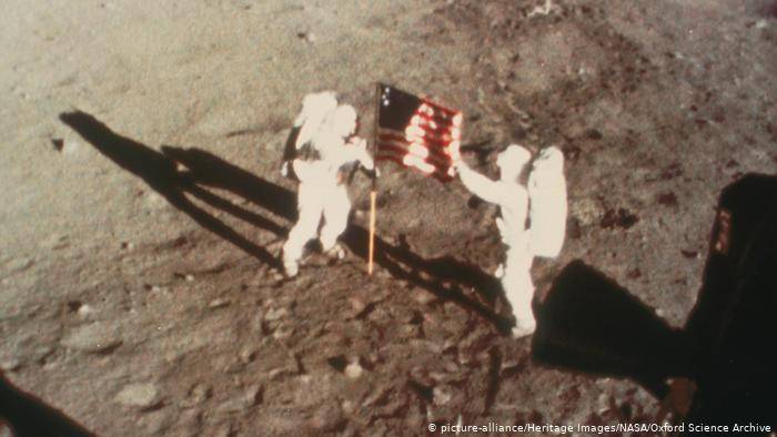 فرود بر سطح ماه  روز ۲۰ ژوئیه سال ۱۹۶۹ ساعت هشت و ۱۷ دقیقه و ۵۸ ثانیه شب، نیل آرمسترانگ اعلام کرد: "عقاب فرود آمد!" اما از زمان اعلام این خبر تا زمانی که آن‌ها بر سطح ماه قدم نهادند، مدتی طول کشید. پیش از گام نهادن بر ماه باید مقدمات بازگشت فراهم می‌شد. ساعت دو و ۵۶ دقیقه و ۲۰ ثانیه روز ۲۱ ژوئیه لحظه تاریخی گام نهادن انسان بر ماه فرا رسید. آرمسترانگ نخستین انسانی بود که بر سطح ماه گام نهاد.