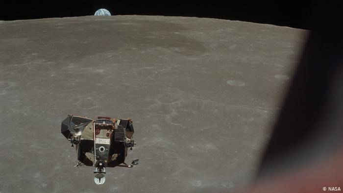و این چنین نزدیک!  این عکس را روز ۲۱ ژوئیه مایکل کالینز گرفته است. در این عکس ماه‌نشین عقاب به هنگام بازگشت از ماه دیده می‌شود. در حالی که آرمسترانگ و آلدرین نخستین انسان‌هایی بودند که بر سطح ماه گام نهادند، مایکل کالینز در گردونه‌ فرماندهی کلمبیا و در مدار ماه بازگشت دیگر سرنشینان آپولو ۱۱ را به انتظار نشسته بود. 