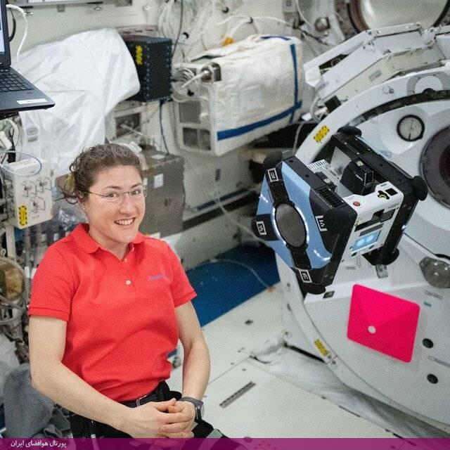 فضانورد «ایستگاه فضایی بین‌المللی» در حال آزمایش دستیار هوشمند رباتیک 