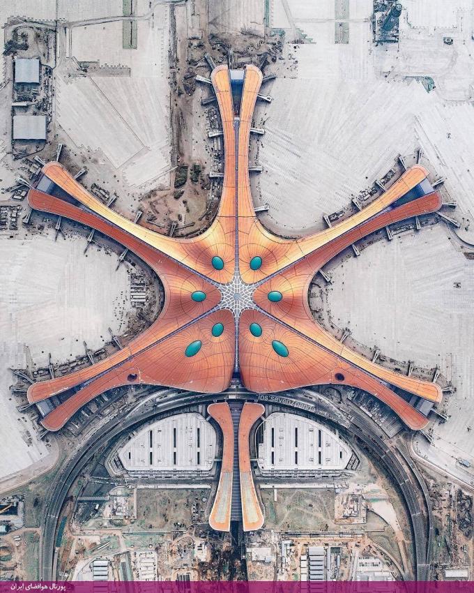 طراحیِ فرودگاه بین‌المللی داشینگ پکن، شاهکارِ زاها حدید، معمار فقید و شهیر عراقی‌-بریتانیایی است که با ۷۰۰ هزار متر مربع مساحت، لقب بزرگ‌ترین فرودگاه تک‌پایانه‌ی جهان را یدک می‌کشد.