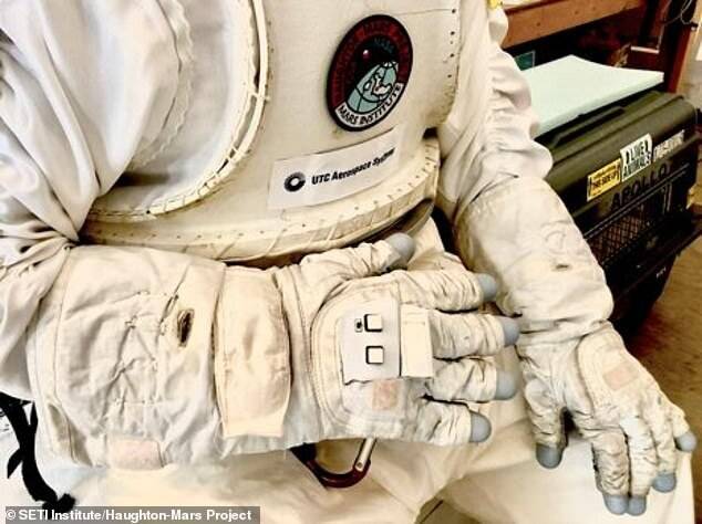 ساخت دستکش هوشمند برای فضانوردان