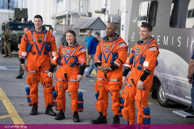 چهار فضانورد ماموریت آرتمیس ۲ ناسا در بیرون ساختمان عملیات و پرداخت نیل ای. آرمسترانگ در مرکز فضایی کندی در فلوریدا، در طول تمرین لباس برای روز پرتاب در ۲۰ دسامبر ۲۰۲۵ ایستاده&zwnj;اند. از چپ: جرمی هانسن کانادایی و فضانوردان ناسا، کریستینا کخ، ویکتور گلاور و رید وایزمن. (اعتبار تصویر: ناسا/آبری جمینیانی)