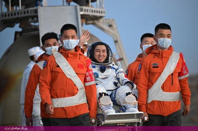 سه فضانورد شنژو ۲۱ روز ۲۹ مه از ایستگاه فضایی «تیانگونگ» (Tiangong) چین به زمین بازگشتند و ساعت ۸:۱۱ صبح به وقت منطقه زمانی شرقی در محل فرود «دونگفنگ» (Dongfeng) واقع در مغولستان داخلی فرود آمدند. سه فضانورد شنژو ۲۱ روز ۲۹ مه از ایستگاه فضایی «تیانگونگ» (Tiangong) چین به زمین بازگشتند و ساعت ۸:۱۱ صبح به وقت منطقه زمانی شرقی در محل فرود «دونگفنگ» (Dongfeng) واقع در مغولستان داخلی فرود آمدند.